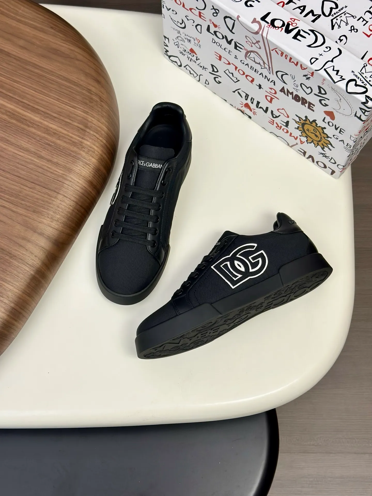 New product 💰800 DG Dolce & Gabbana men's shoes 💰ortofino calfskin sneakers ♞size; 39~44 (customized 38.45.46) Iconic men's shoes 💰ortofino series of sneakers, classic and timeless style, now presented with fashionable details. The calfskin engraved DG logo is a subtle finishing touch. Men's shoes💰ortofino calfskin sneakers: